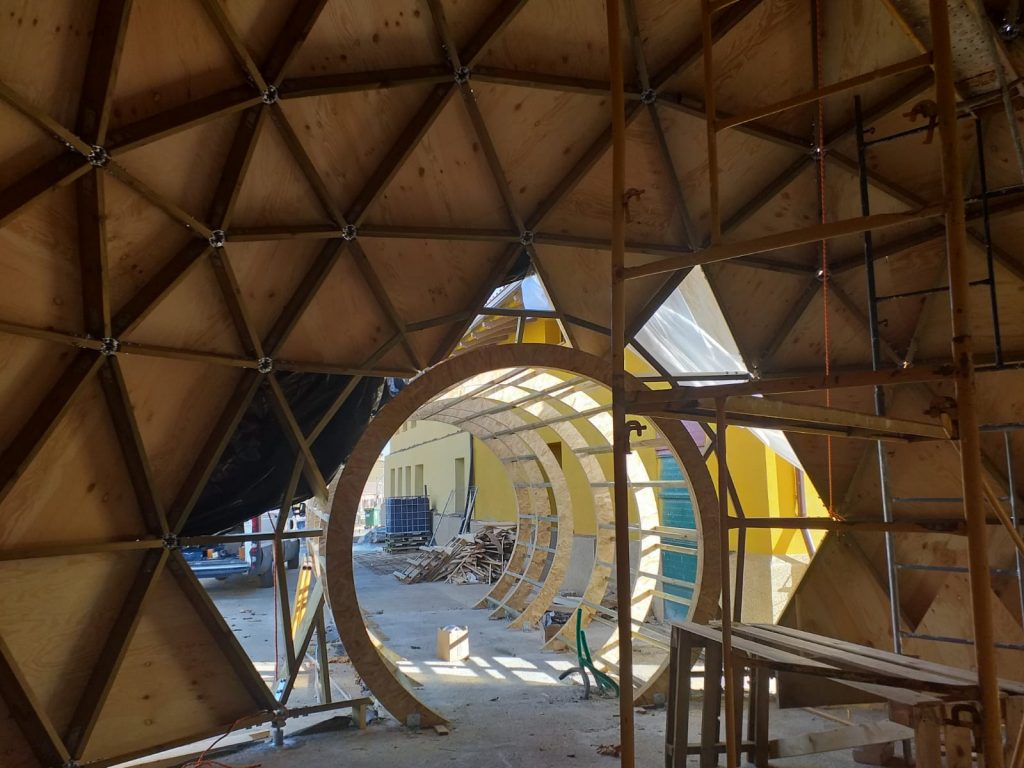 Interior Domo geodésico madera.