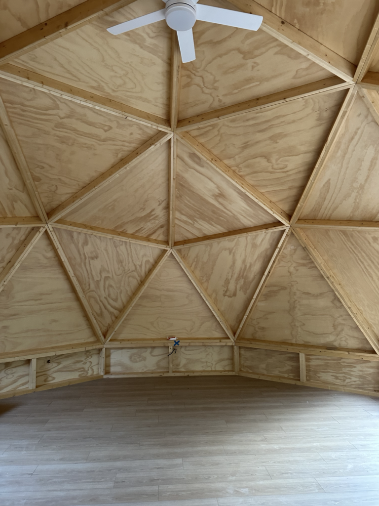 Geometría interior domo geodésico madera.