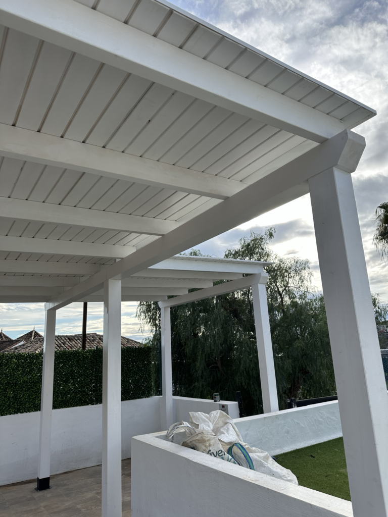 Pérgola blanca, techo tégola negra. Málaga.