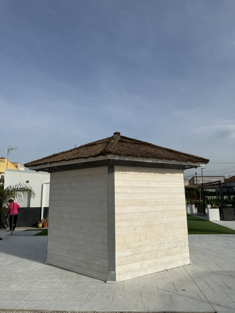 Chiringuito pentagonal de madera, techo de brezo. Vista trasera. Murcia.
