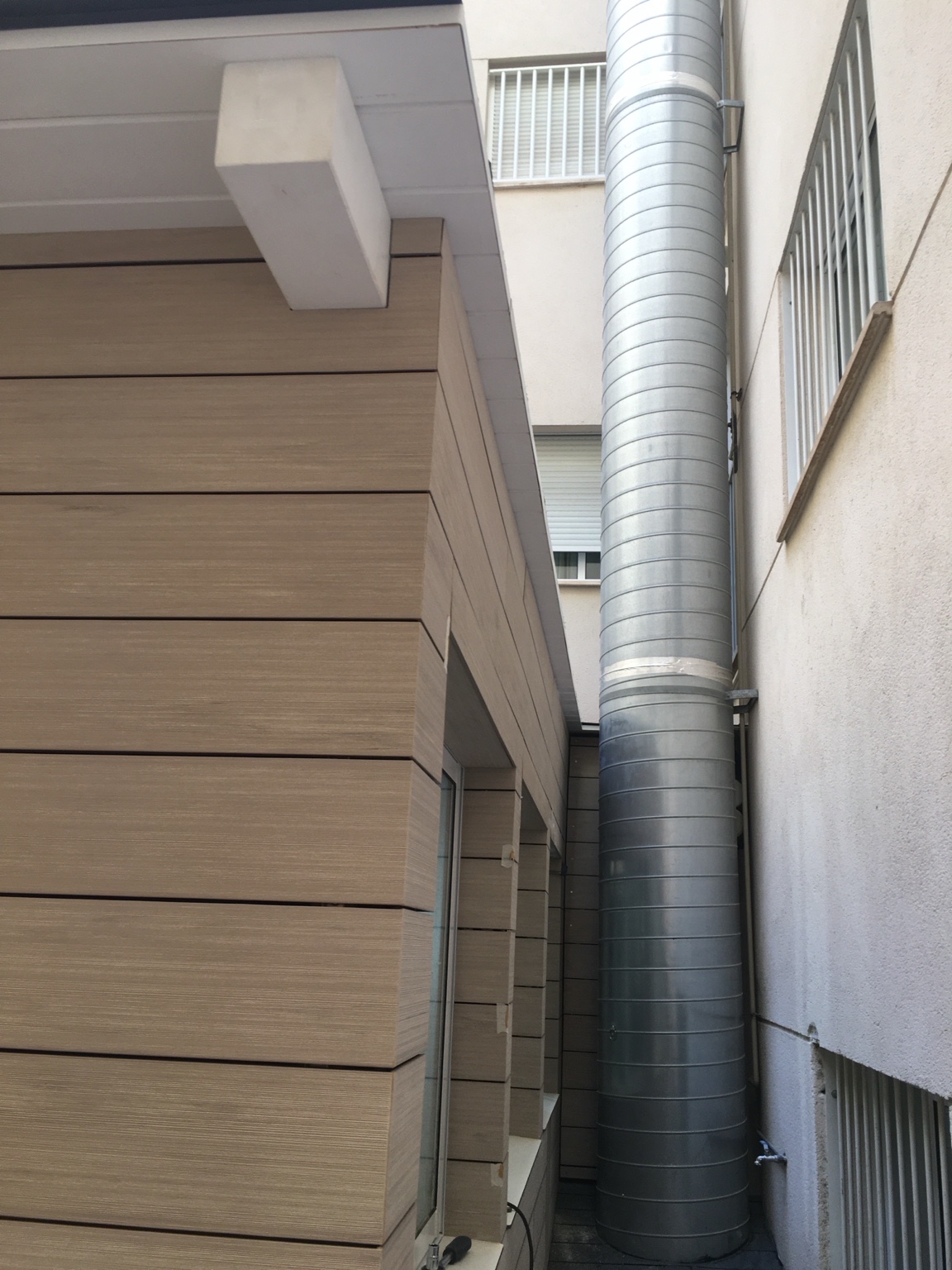 Cerramiento patio, ventanas con revestimiento exterior de tarima tecnológica. Ronda Sur. Murcia. GEOFEN.