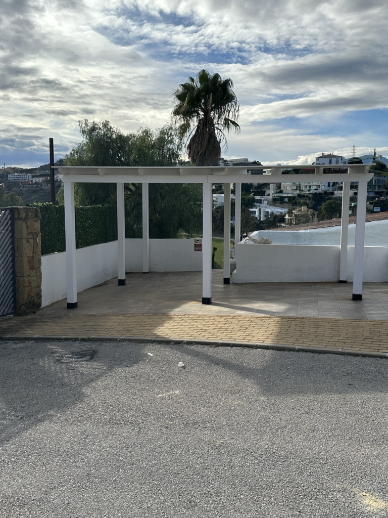 Pérgola madera blanca. Málaga.
