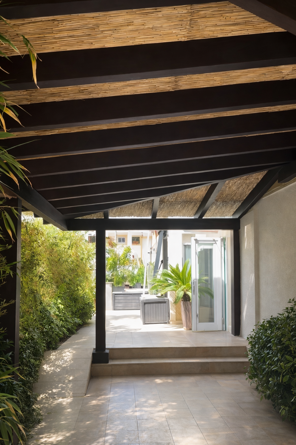 Pérgola madera y junco africano en Alicante.