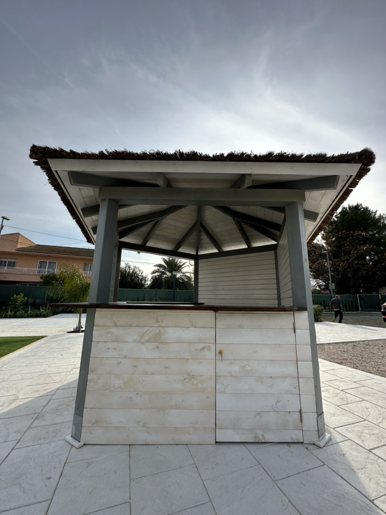 Chiringuito pentagonal de madera, techo de brezo. Rincón de Beniscornia. Murcia. GEOFEN.