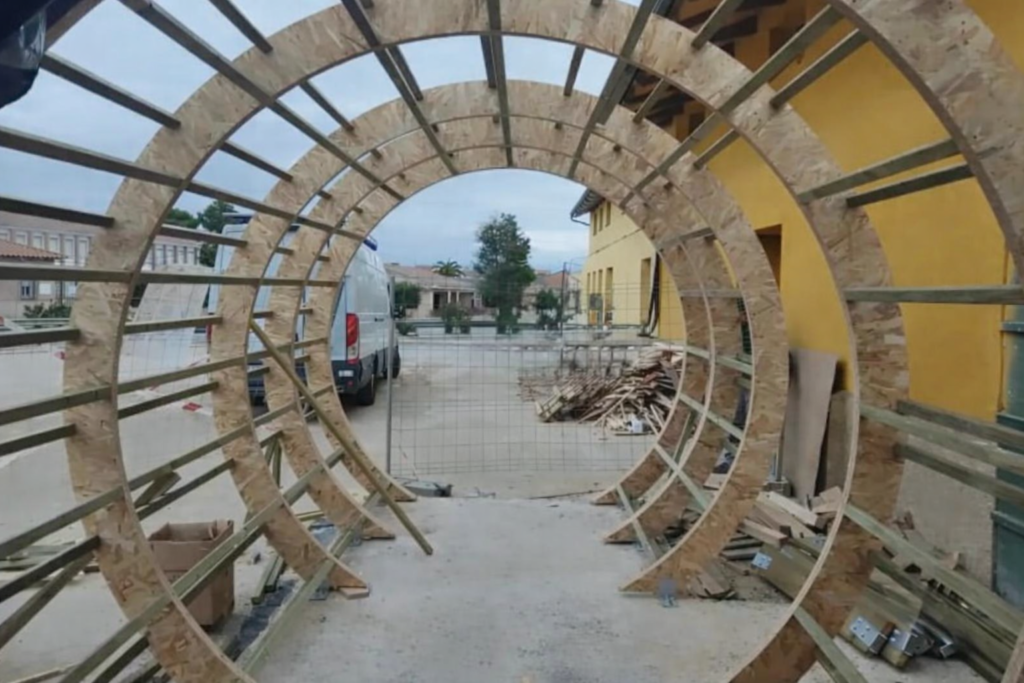 Estructura circular de madera en construcción para domo geodésico.