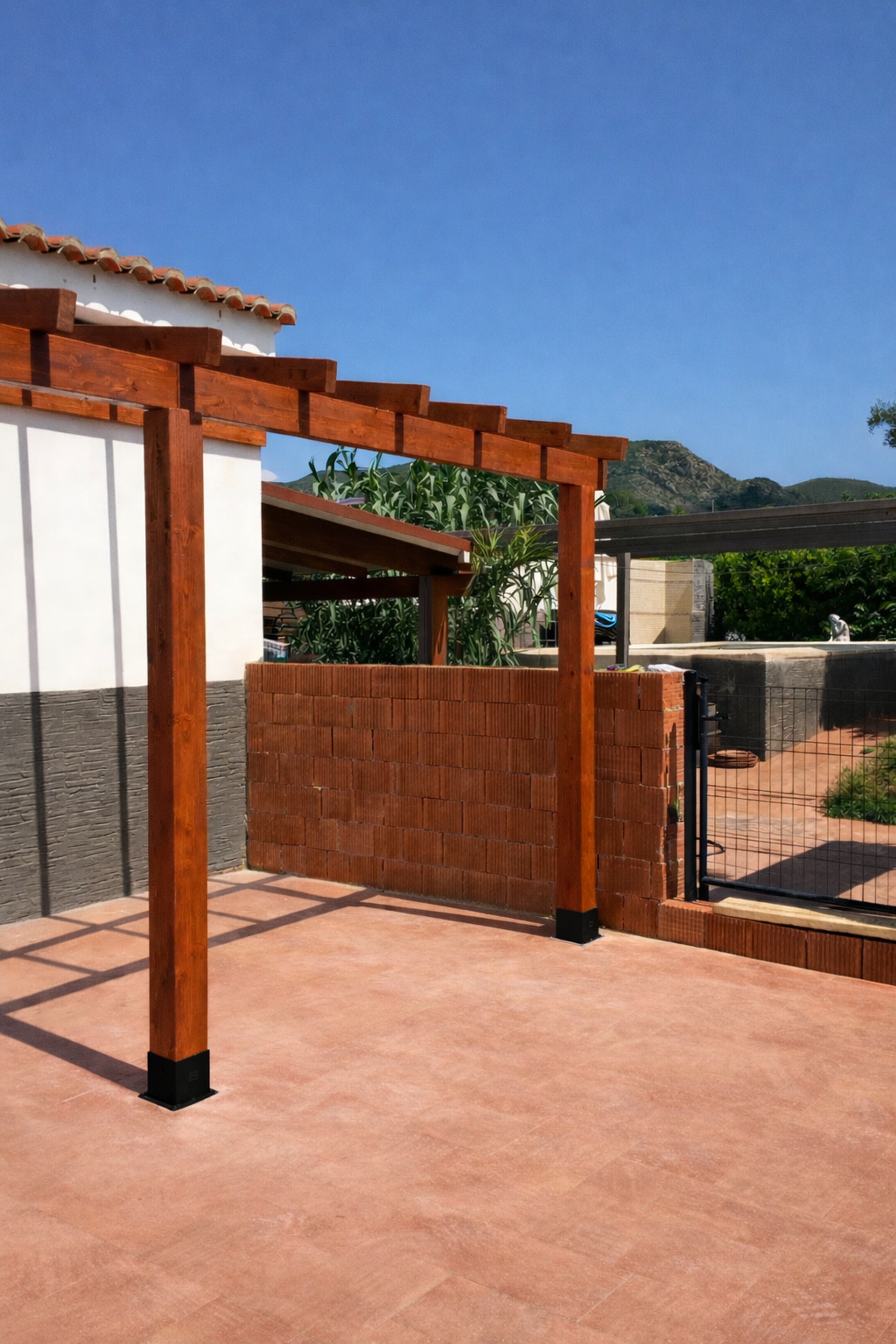 Pérgola madera color teca. Xátiva. Valencia.