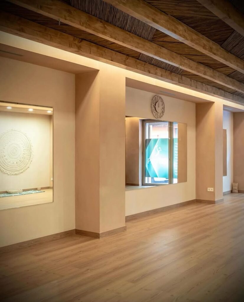 Sala de yoga, con vigas macizas color roble y techo temático de bambú natural. Valencia. GEOFEN