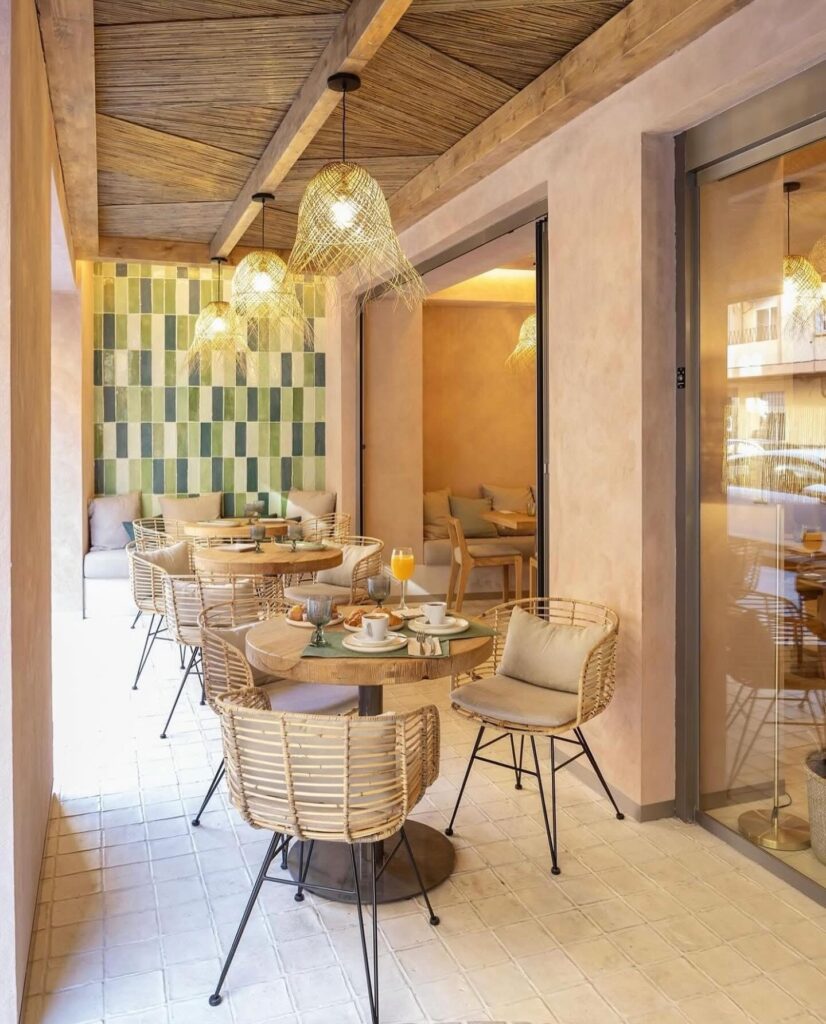 Techo temático con geometría, realizado en madera maciza y bambú natural en el bar de la Clínica saludable. Valencia. GEOFEN.
