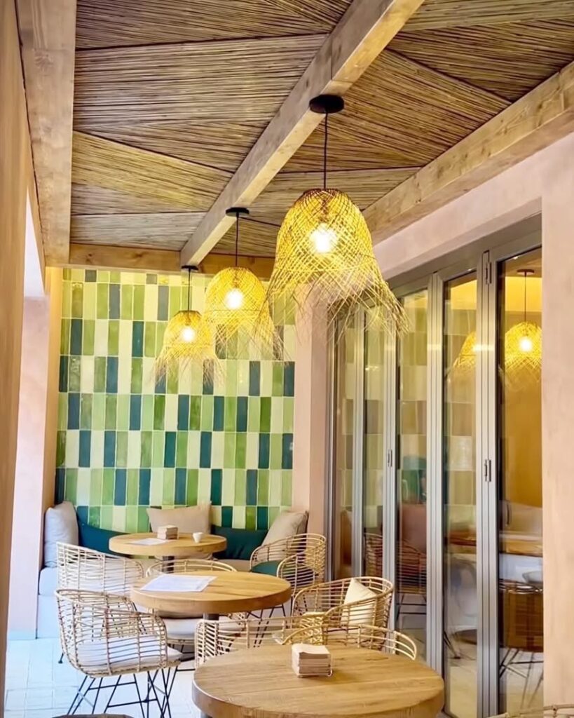 Techo temático con geometría, de bambú natural y madera color roble en el bar de la Clínica saludable. Valencia. GEOFEN.