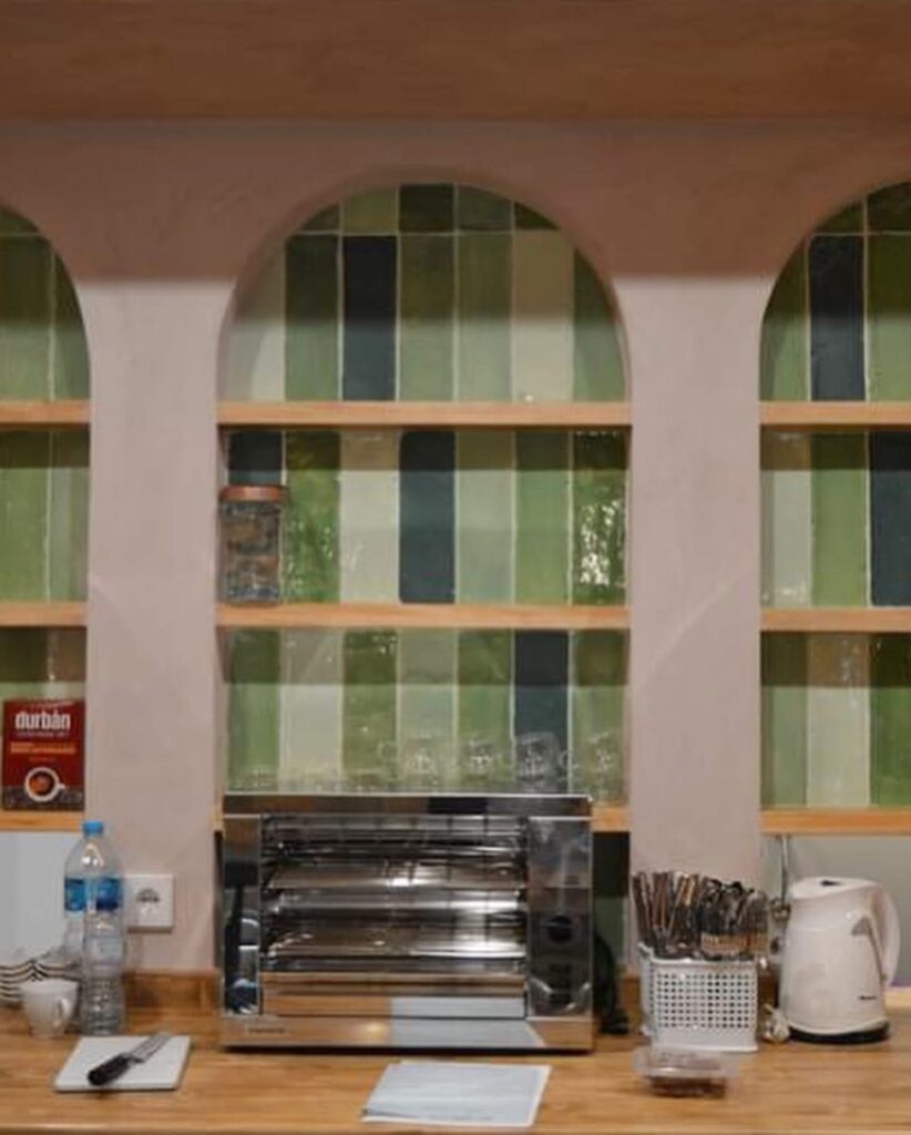 Bar de la clínica con mesadas y estantería de madera color roble. Valencia. GEOFEN