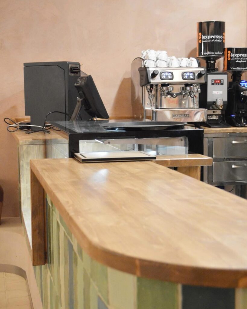 Mostrador del bar de la clínica con mesada de madera color roble. Valencia. GEOFEN