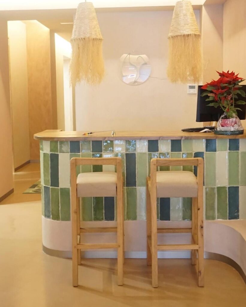 Mostrador de recepción de la clínica con mesada de madera color roble. Valencia. GEOFEN.