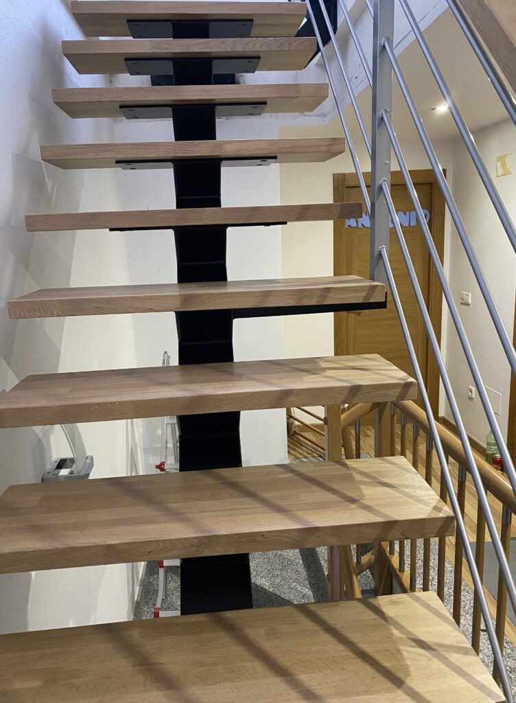 Escalera con escalones de roble macizo y estructura de acero. Alcantarilla. Murcia.