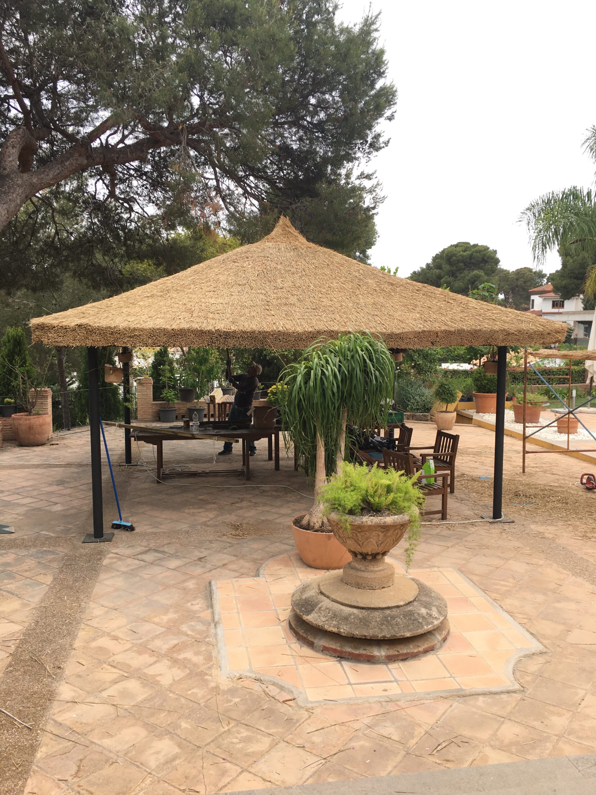 Pérgola de techo de junco africano. Valencia.