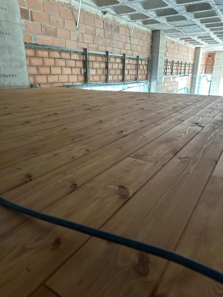 Altillo de estructura de madera. Vista de arriba. Valencia. GEOFEN