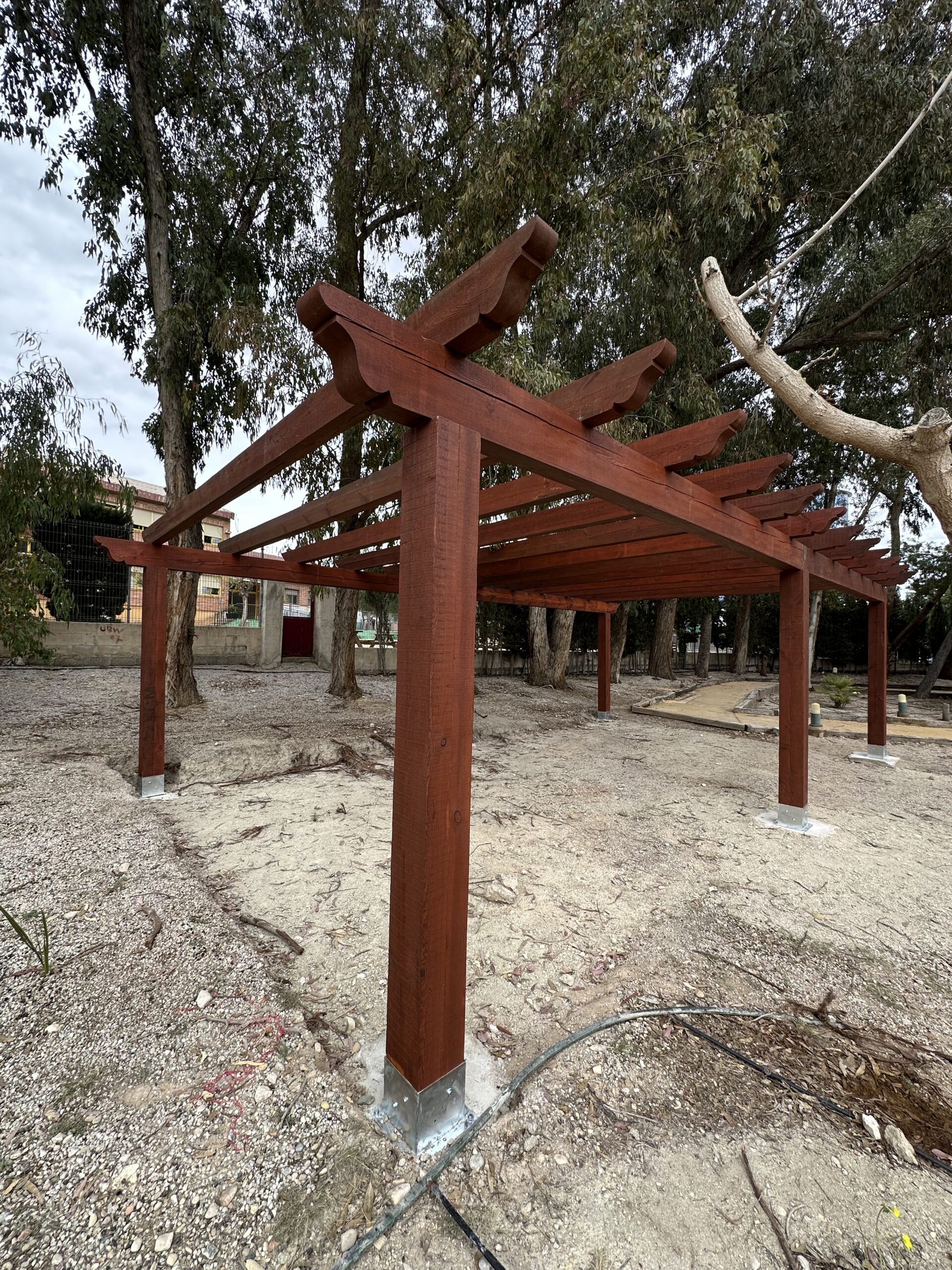 Pérgola colegio color teca. Murcia.