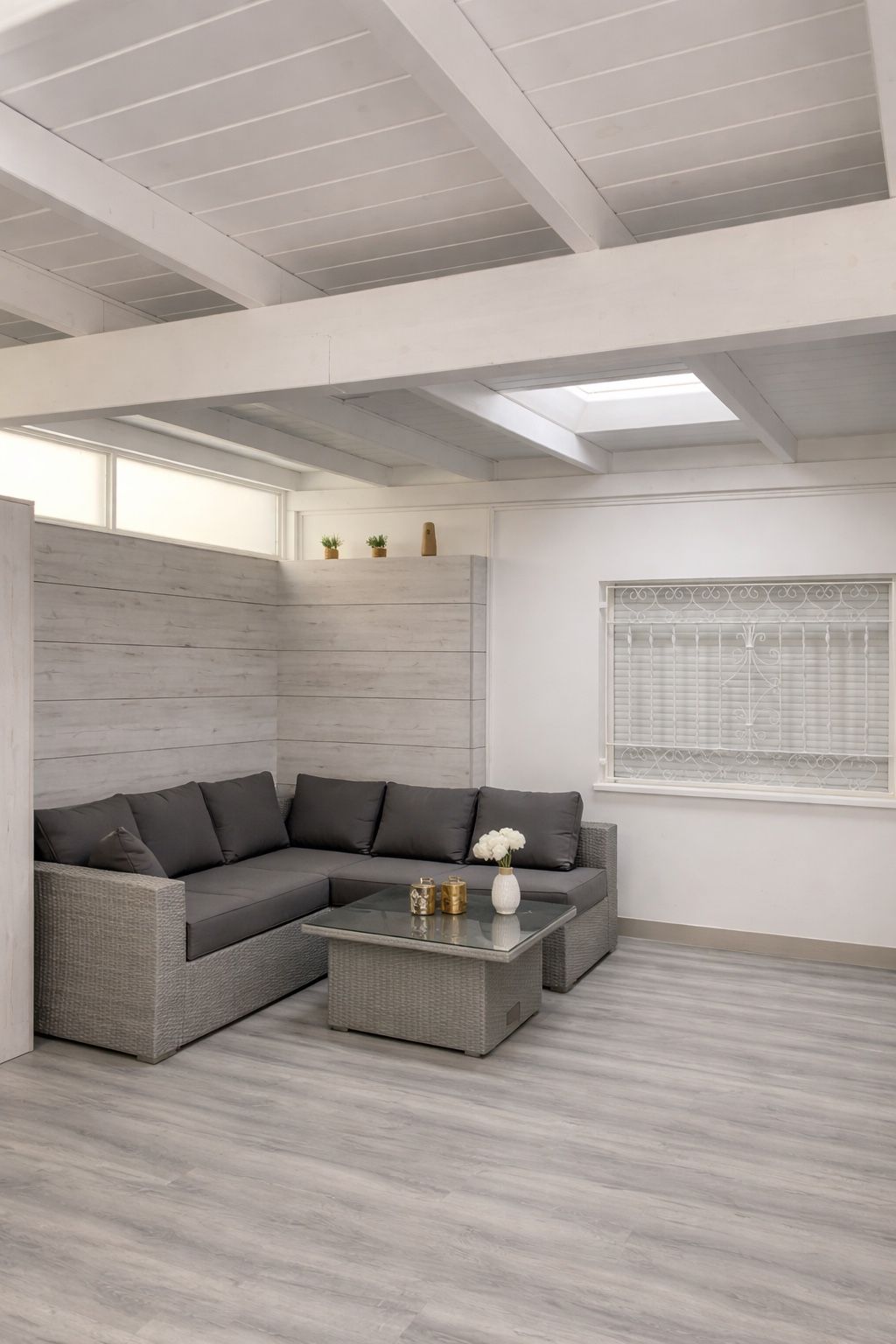 Cerramiento de patio en madera y tarima tecnológica. Ronda Sur. Murcia. GEOFEN