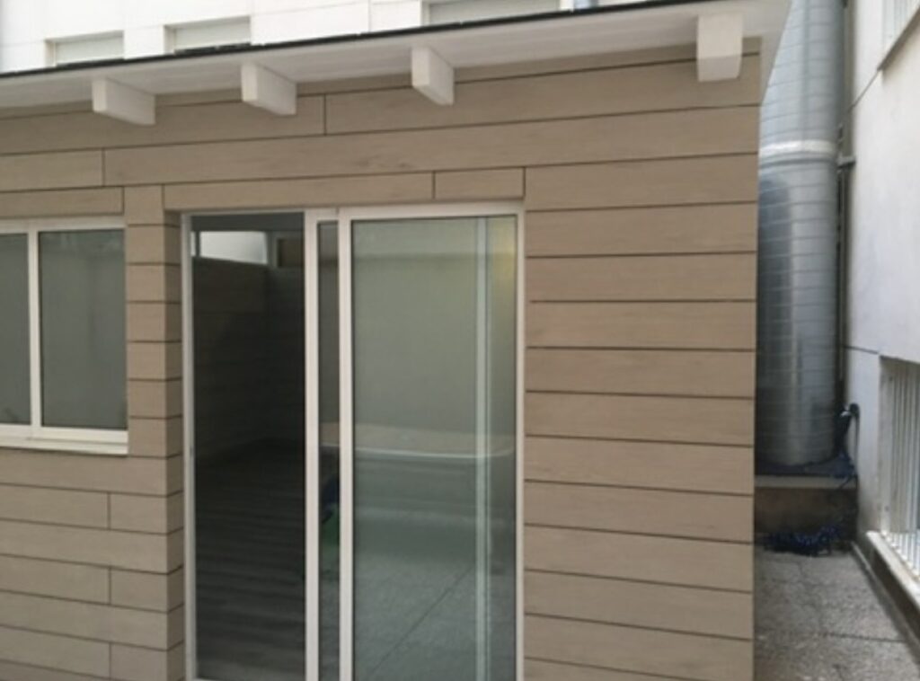 Cerramiento patio, revestimiento exterior de tarima tecnológica. Ronda Sur. Murcia. GEOFEN.
