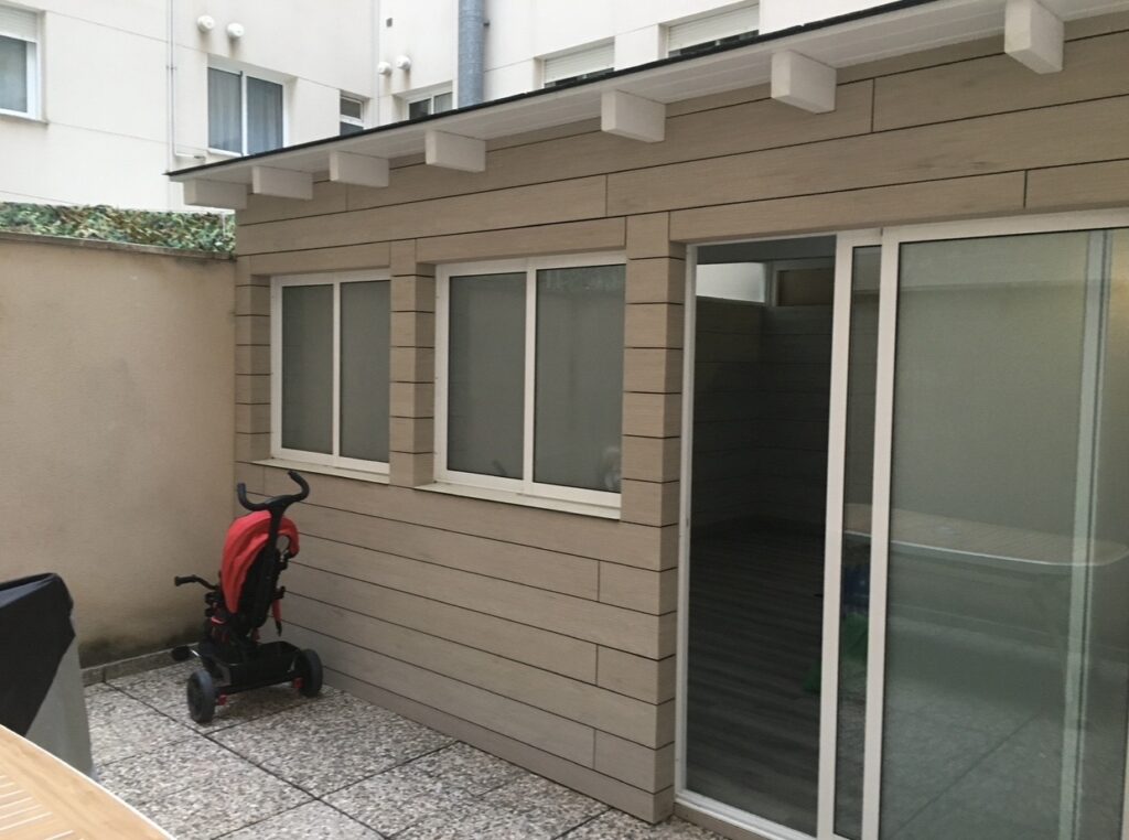Cerramiento patio, ventanas, y puerta corredera, revestimiento exterior de tarima tecnológica. Ronda Sur. Murcia. GEOFEN.