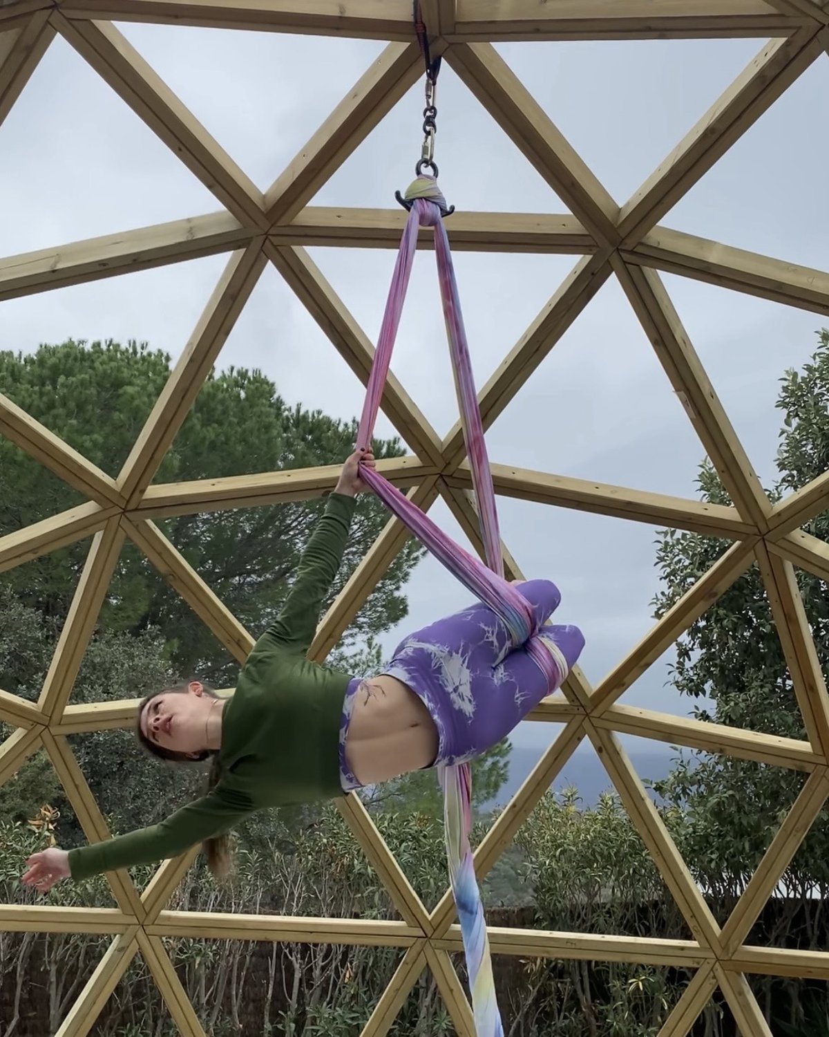Aerial yoga dentro de un domo geodésico de madera
