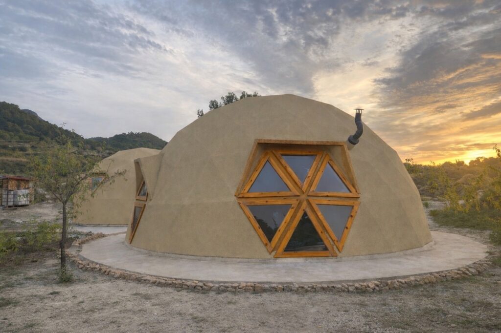 Domo geodésico de bioconstrucción con ventanas hexagonales en Murcia.