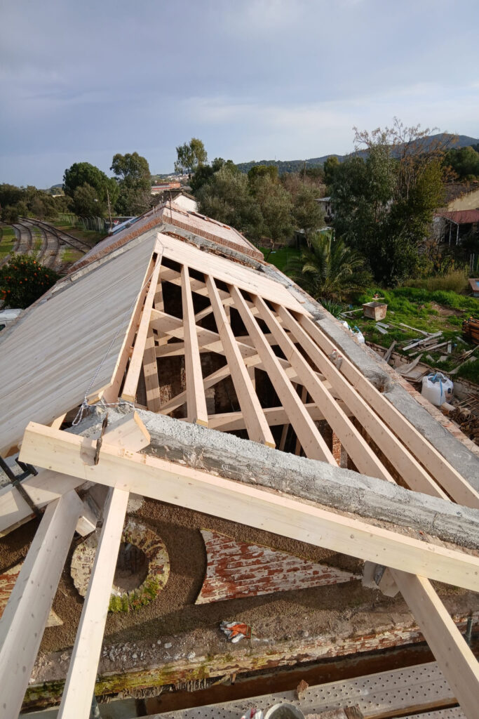 Montaje de techo de madera en rehabilitación de edificio histórico. Obejo. Córdoba. GEOFEN.