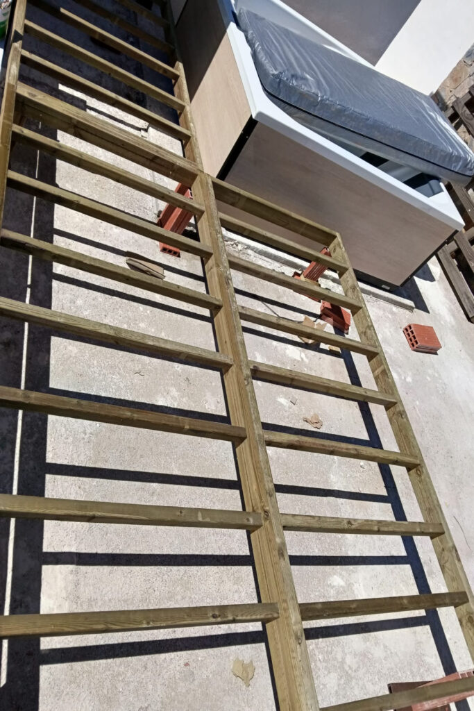 Resolución de desniveles de 45 cm, con madera tratada en autoclave en suelo de tarima tecnológica instalado en terrazas de viviendas en La Manga Club. Murcia. GEOFEN.