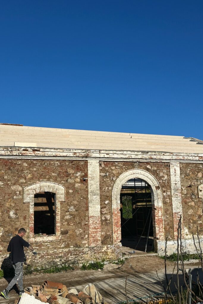 Montaje de techo de madera en rehabilitación de edificio histórico. Vista exterior. Obejo. Córdoba. GEOFEN.