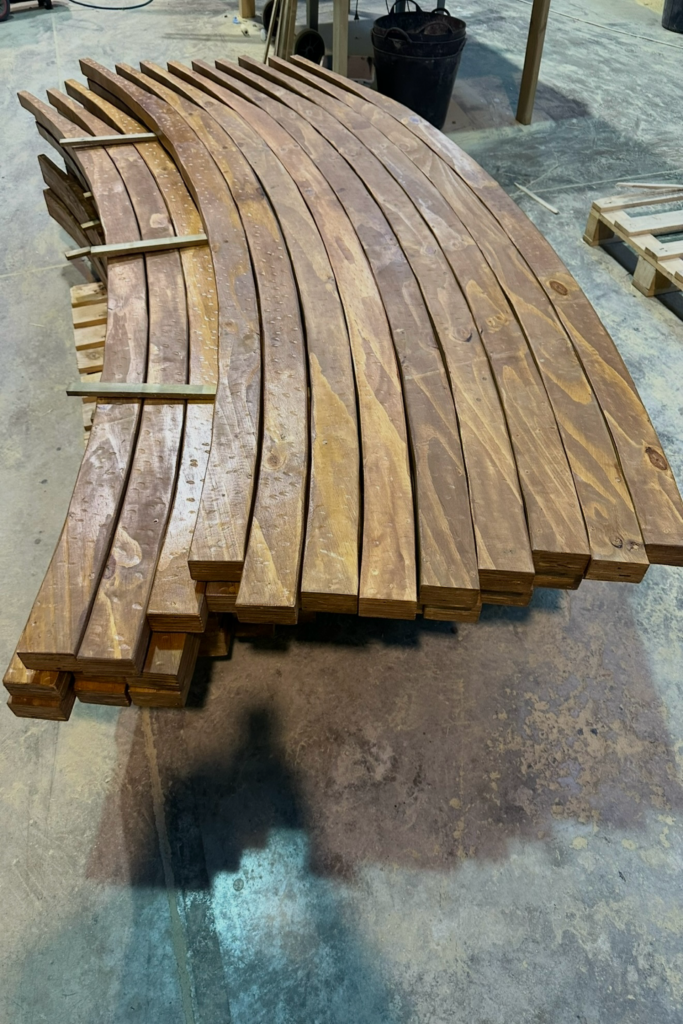 Piezas curvas de madera tratada terminadas para tematización de parque temático Emiratos Árabes. GEOFEN.