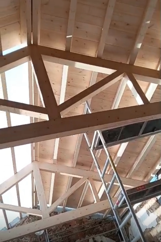 Montaje de techo de madera en rehabilitación de edificio histórico. Vista interior. Obejo. Córdoba. GEOFEN.