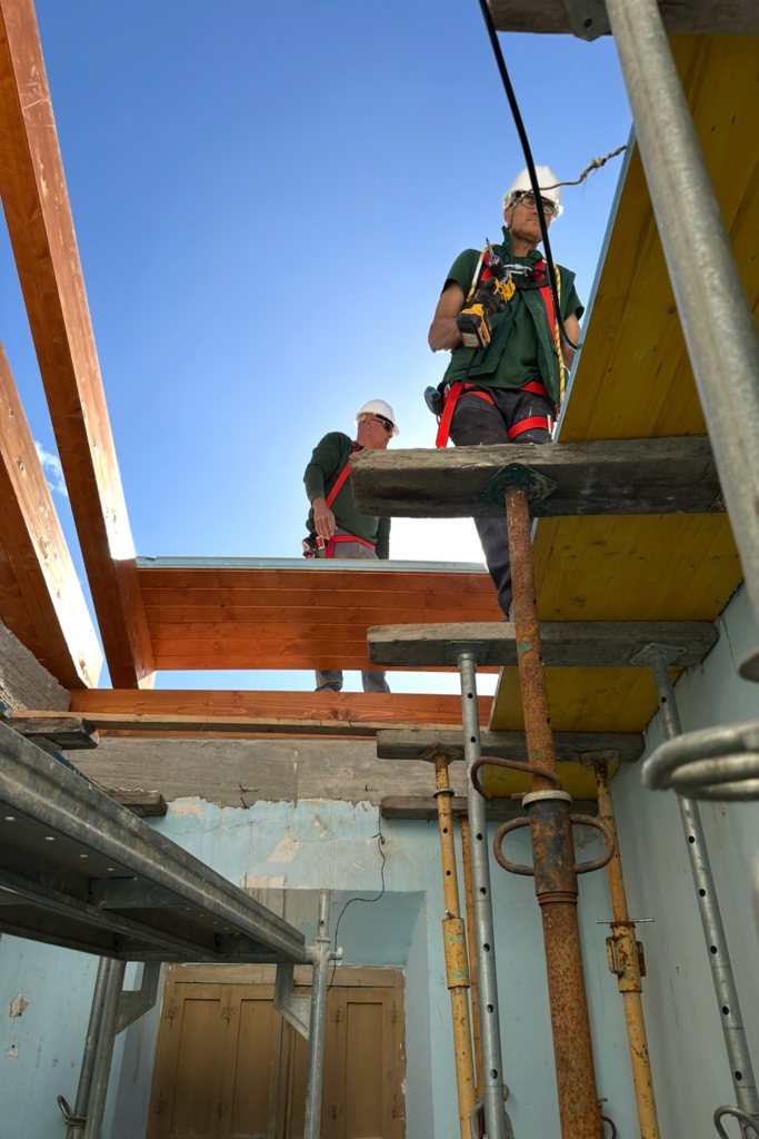 Nuestro personal colocando el panel sándwich sobre estructura de madera. Formación de base de cubierta inclinada con panel sándwich. Renovación de techo en casa de pueblo. Fuente Álamo. Murcia. GEOFEN.