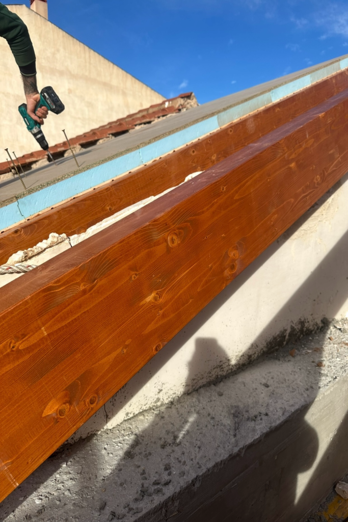 Trabajando en la colocación de panel sándwich sobre estructura de madera. Formación de base de cubierta inclinada con panel sándwich. Renovación de techo en casa de pueblo. Fuente Álamo. Murcia. GEOFEN.