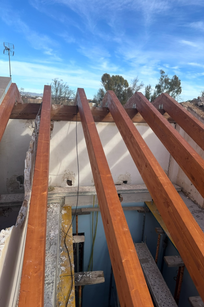 Montaje e instalación de vigas en cubierta inclinada a dos aguas con medios de elevación. Vista superior. Renovación de techo en casa de pueblo. Fuente Álamo. Murcia. GEOFEN.