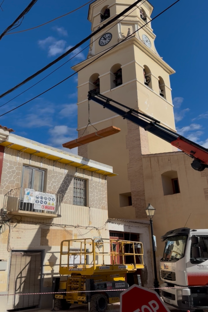 Montaje e instalación de vigas en cubierta inclinada a dos aguas con medios de elevación. Renovación de techo en casa de pueblo. Fuente Álamo. Murcia. GEOFEN