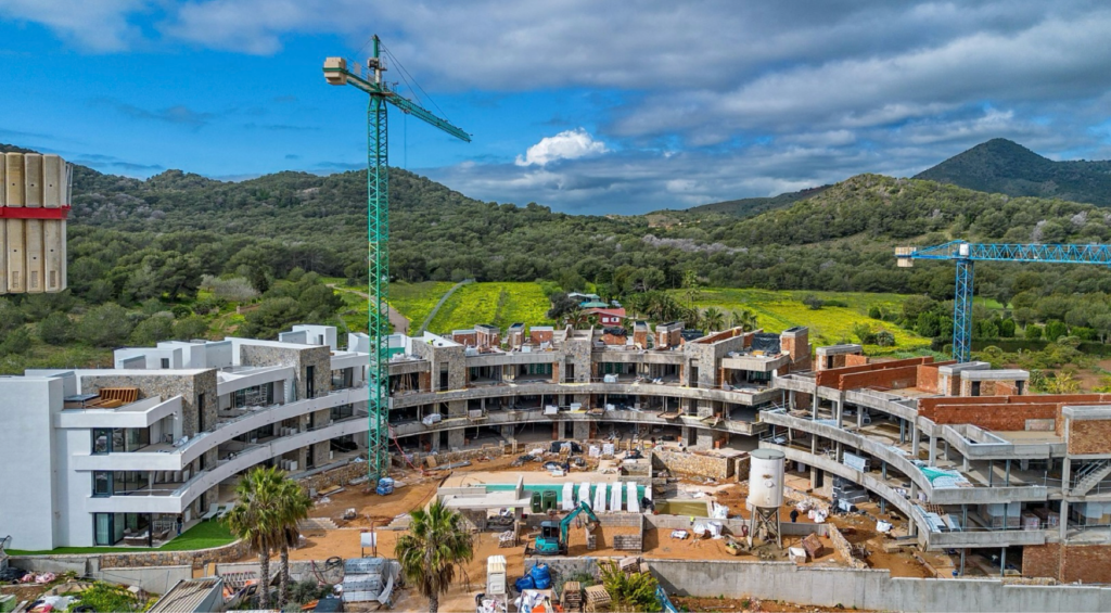 Ejecución de estructuras de madera, tarimas tecnológicas y pérgolas en áticos del Residencial Orquídeas, La Manga Club. GEOFEN.