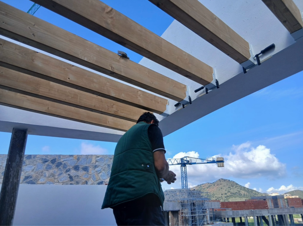 Pérgolas de madera instaladas utilizando herrajes, ubicadas en terrazas de viviendas en La Manga Club. Murcia. GEOFEN.