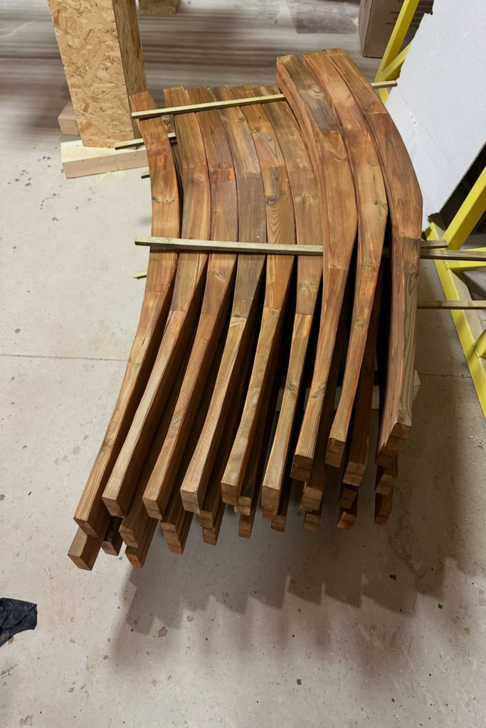 Piezas curvas de madera tratada terminadas para tematización de parque temático, antes de ser golpeadas. Emiratos Árabes. GEOFEN.