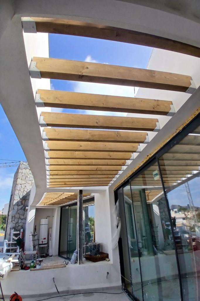 Pérgolas de madera siguiendo el diseño geométrico circular, instaladas en terrazas de viviendas en La Manga Club. Murcia. GEOFEN.