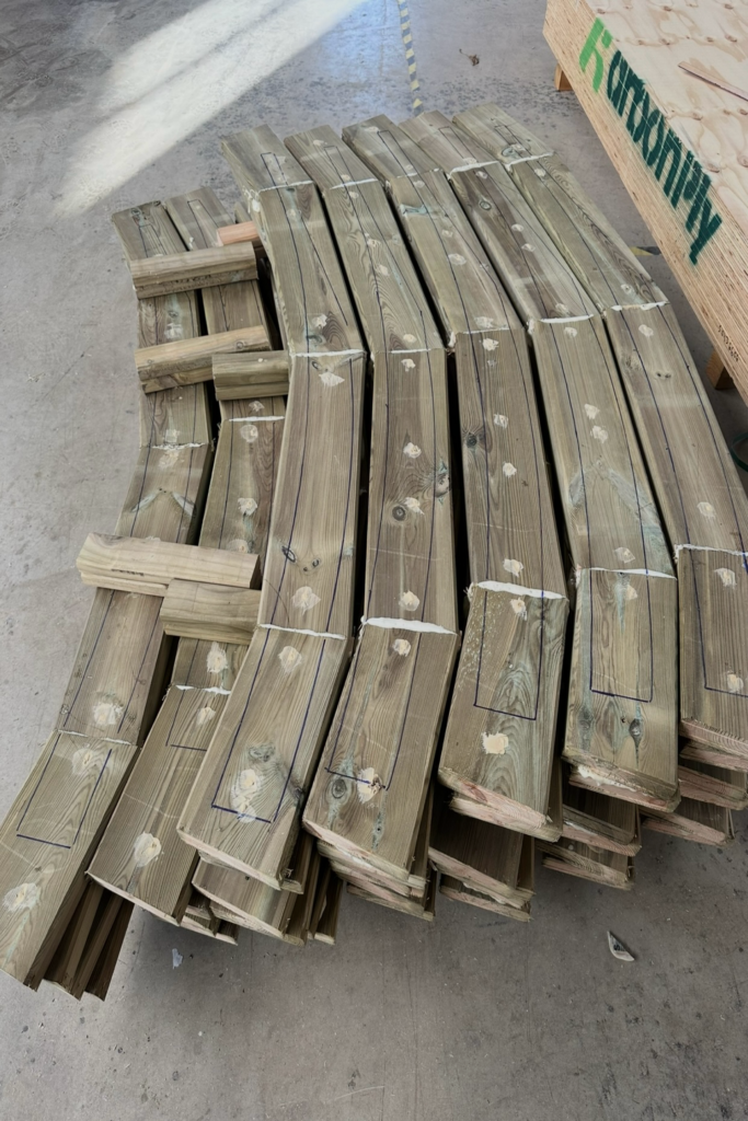 Piezas curvas de madera tratada, encoladas y preparadas para su corte, para tematización de parque temático Emiratos Árabes. GEOFEN.