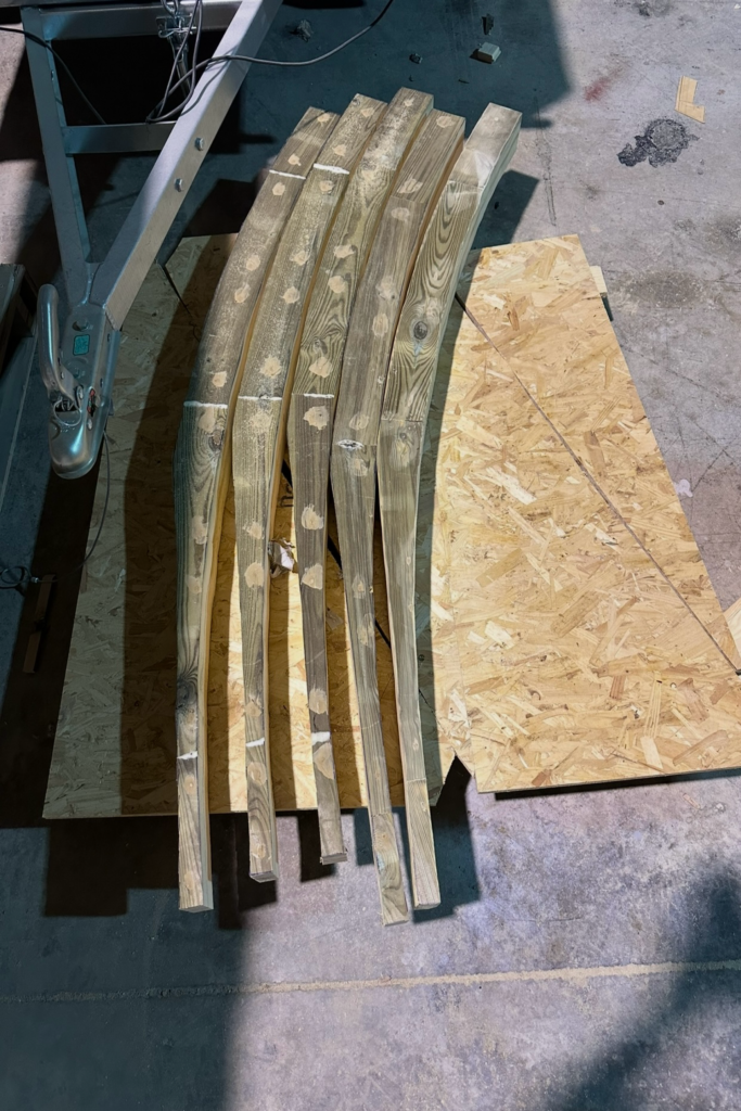 Piezas curvas de madera tratada, lista para dar color definitivo, para tematización de parque temático Emiratos Árabes. GEOFEN.