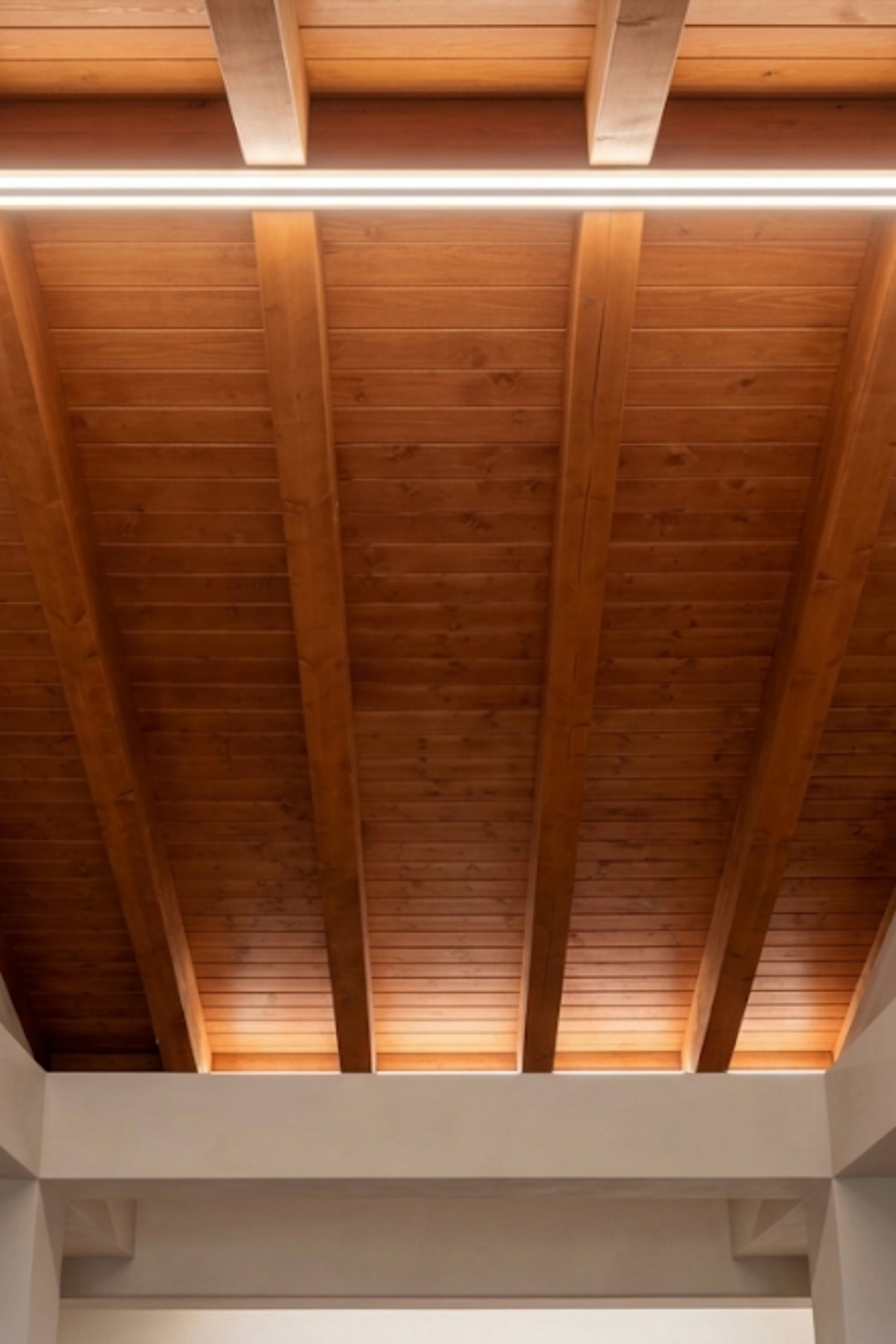 Estructura de cubierta de madera terminada en vivienda. Cubierta inclinada con vigas de madera tono teca. Renovación de techo en casa de pueblo. Fuente Álamo. Murcia. GEOFEN.