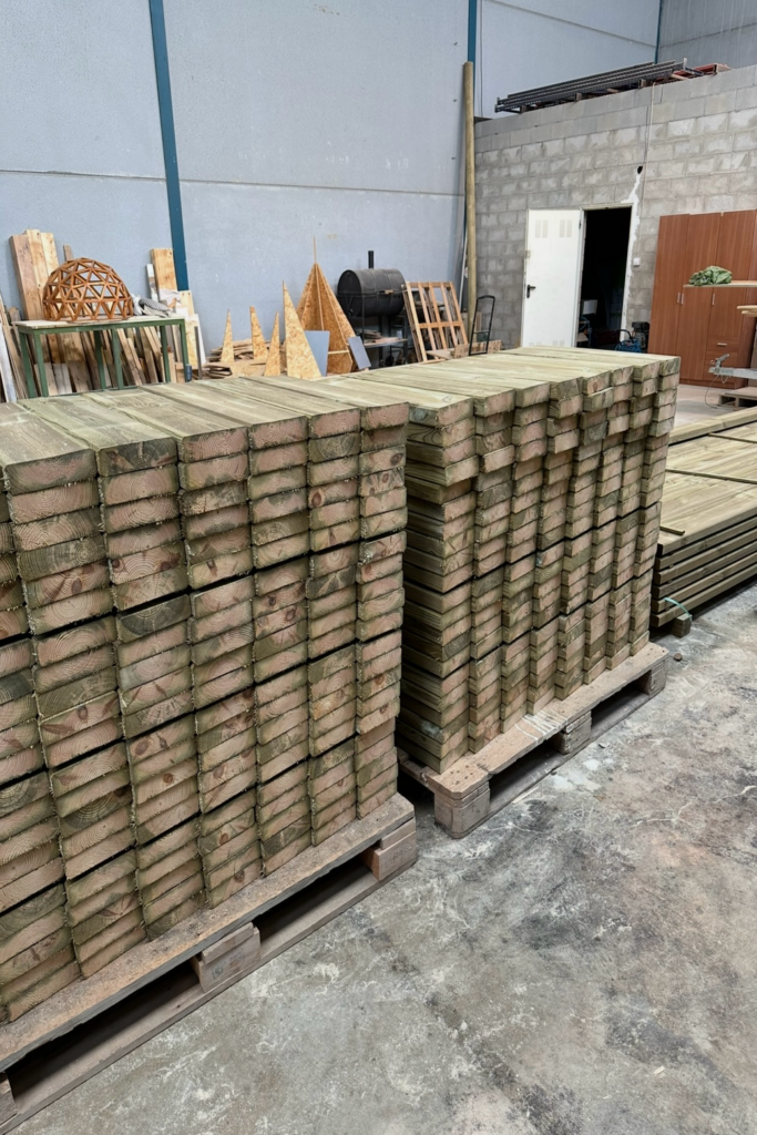 Piezas de madera tratada para fabricar piezas curvas en tematización de parque temático Emiratos Árabes. GEOFEN.