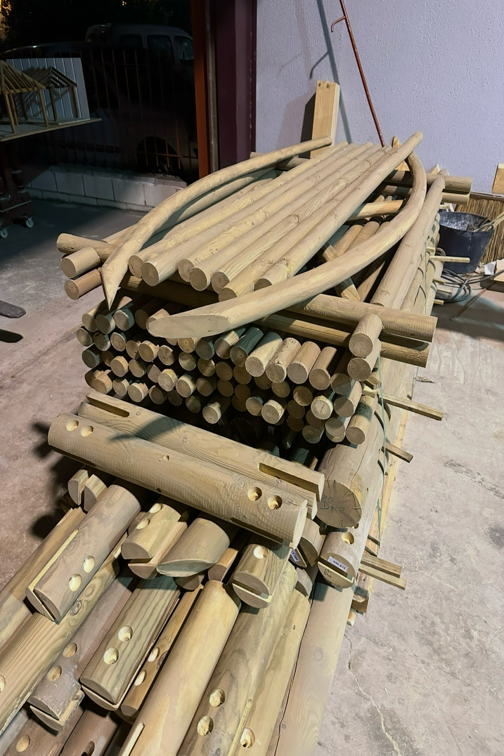 Diferentes tipos y tamaños de piezas rectas y curvas de madera encoladas, texturizadas, y mecanizadas para tematización en parque temático en Emiratos Árabes Unidos. Embarcadas en containers. GEOFEN.
