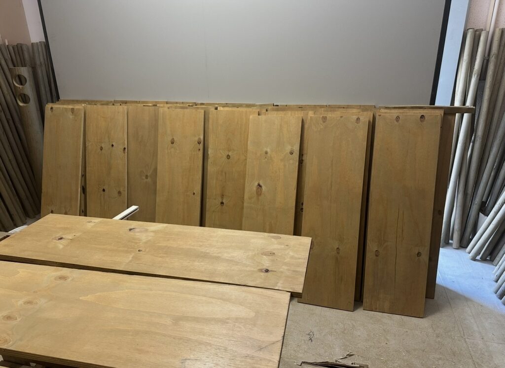 Tablas tipo lejas pintadas para parque temático. Emiratos Árabes. GEOFEN