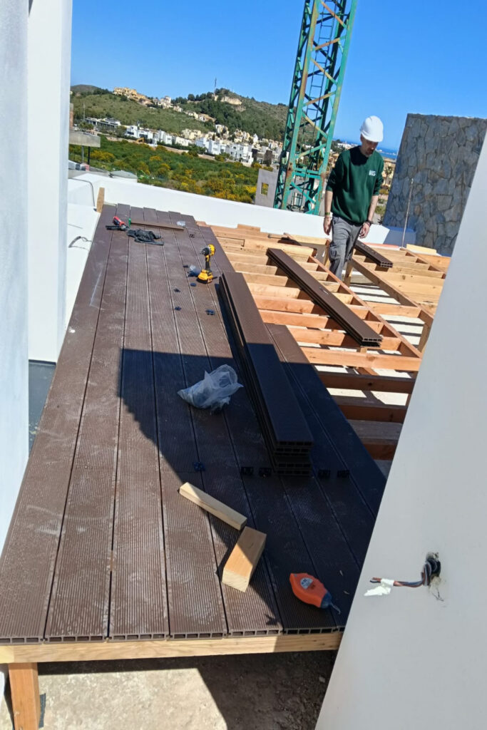 Resolución de desniveles en suelo de tarima tecnológica instalado en terrazas de viviendas en La Manga Club. Murcia. GEOFEN.