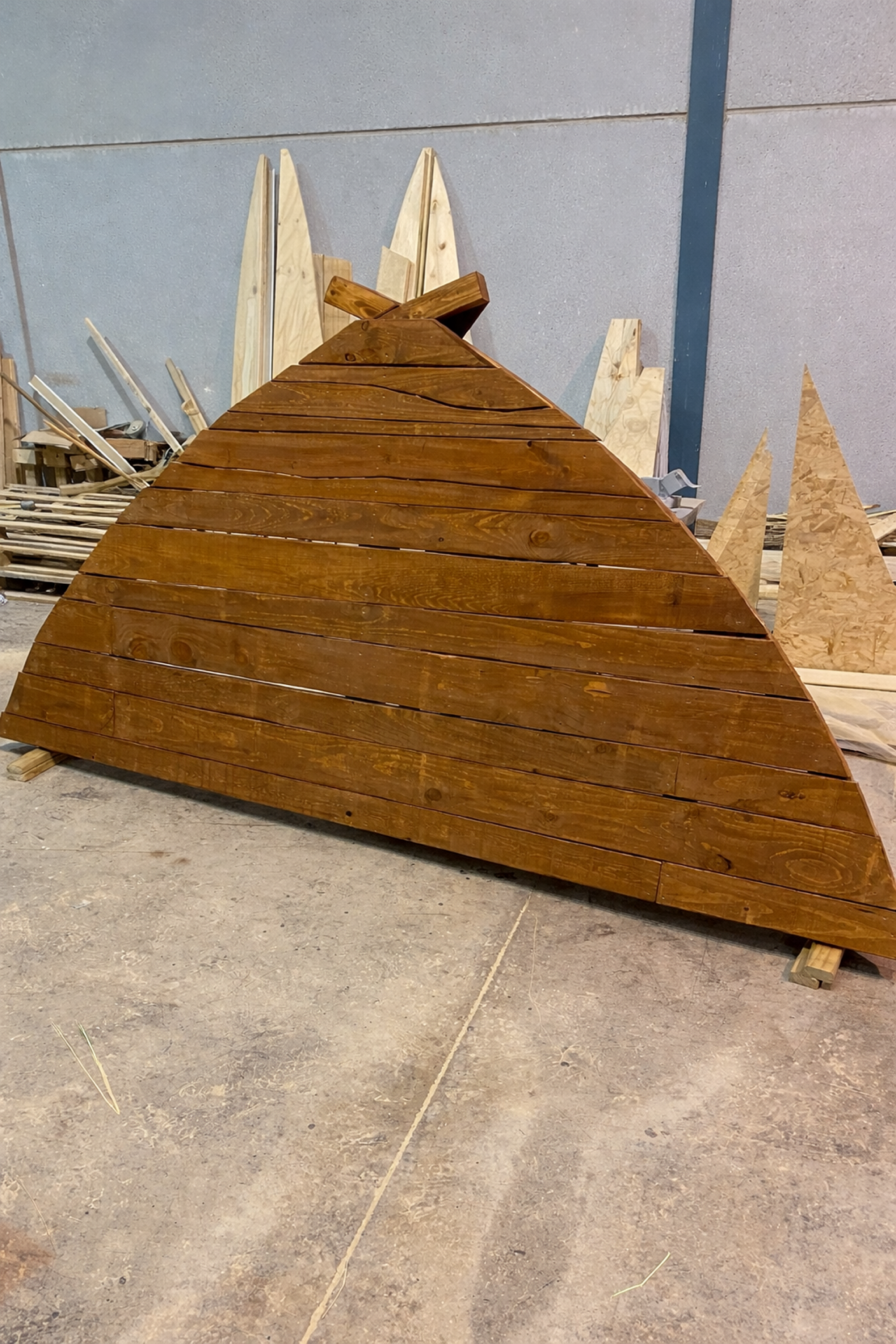 Cartel de madera rústica, preparada de forma artesanal, para parque temático. Emiratos Árabes. GEOFEN.
