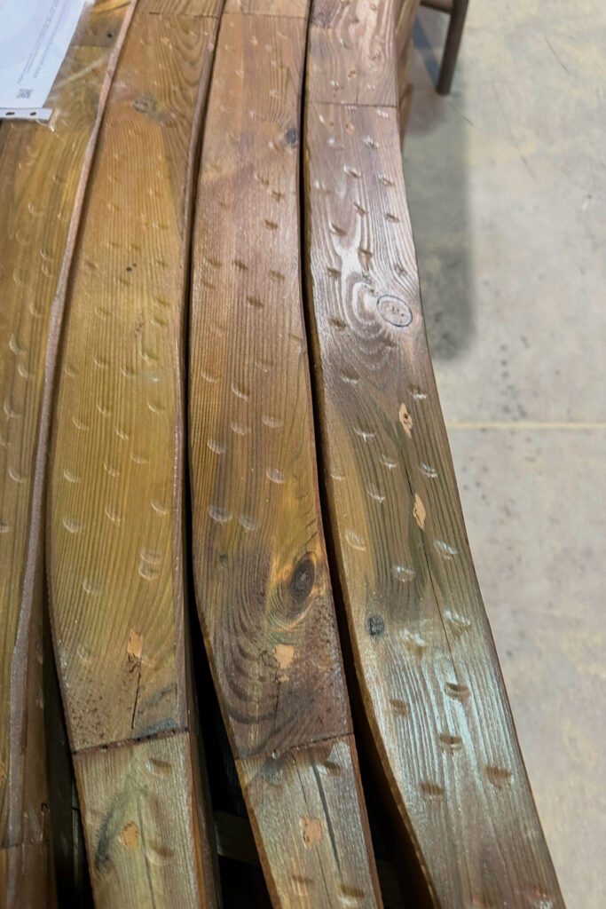 Piezas curvas de madera tratada artesanales, terminadas para tematización de parque temático. Vista ampliada. Emiratos Árabes. GEOFEN.