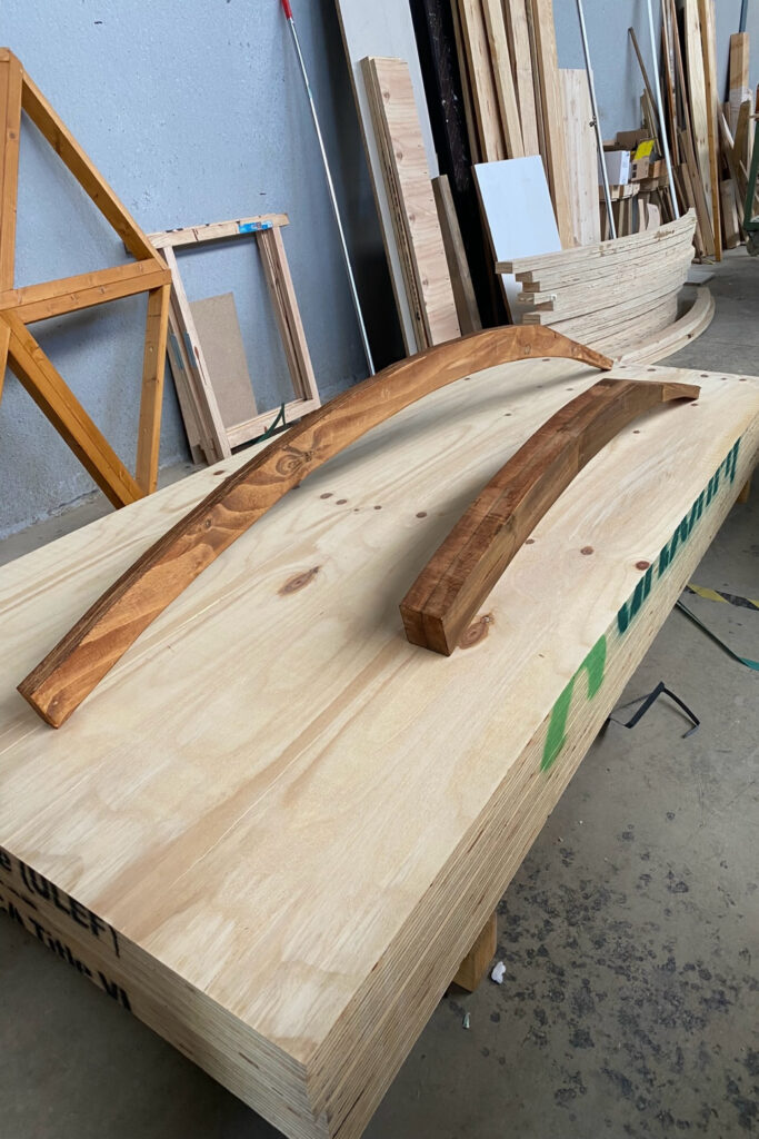 Piezas curvas de madera tratada de dos tamaños, terminadas para tematización de parque temático. Emiratos Árabes. GEOFEN.