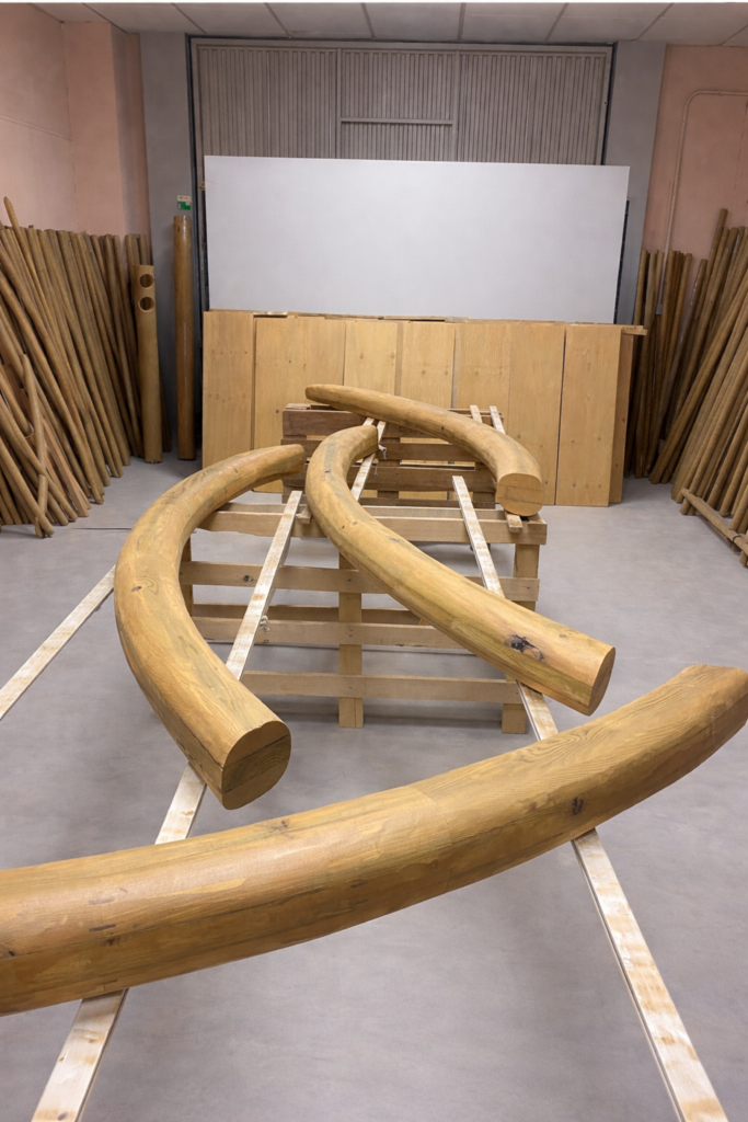 Piezas de madera en forma de cuernos de mamut enormes, para parque temático. Emiratos Árabes. GEOFEN