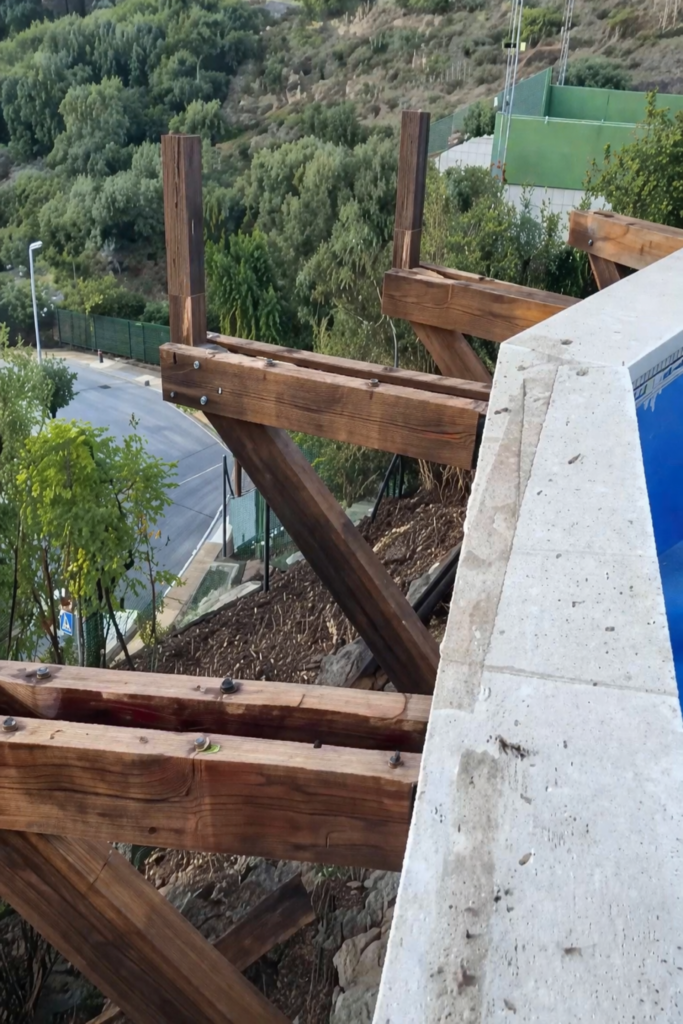 Estructura elevada base para tarima de piscina. Benahavís. Málaga.